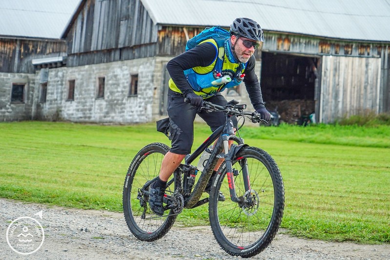 À vélo, lors du Raid Témiscamingue, un athlète performe.